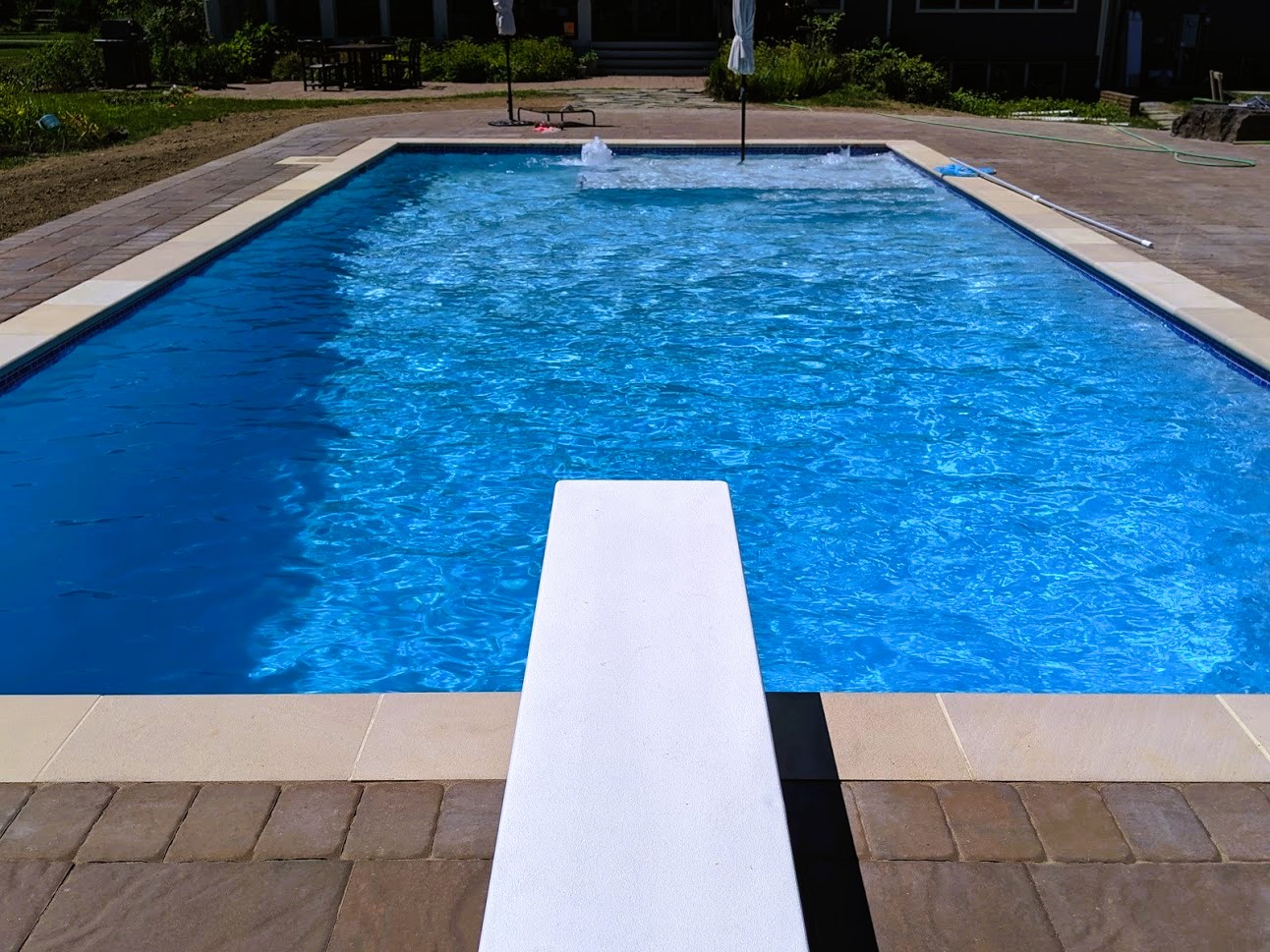 geometric-pool-with-tanning-ledge-and-water-feature-3